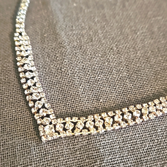 Formal classy necklace collar length crystals rhinestones V shape adjustable - Picture 1 of 8
